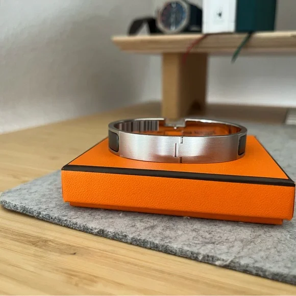 Hermès Clic HH Men’s Bracelet in Gris Étain Mat - Picture 4 of 14